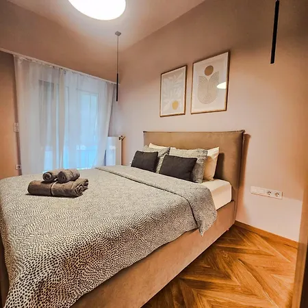 Koukaki's Little Palace Apartment *